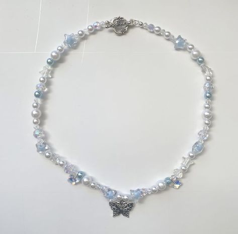 Blue And White Necklace Beads, Beaded Aesthetic Necklace, Cute Pearl Necklace Diy, Cute Blue Necklace, Blue Beaded Necklace Ideas, Beads Bracelet Design Blue, Aesthetic Beaded Jewelry Necklaces, Handmade Necklace Ideas Beaded, Beaded Necklace With Charm