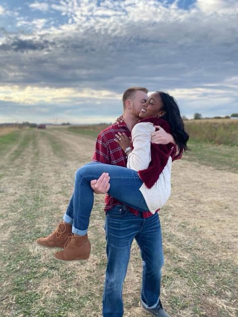 Interacial Couples Photoshoot, Black Couple Fall Photoshoot, Cute Fall Photoshoot Ideas Couples, Interracial Couple Photoshoot, Couple Outfits For Pictures, Fall Couple Outfits, Robin Givens, Fall Couple Photos, Biracial Couples