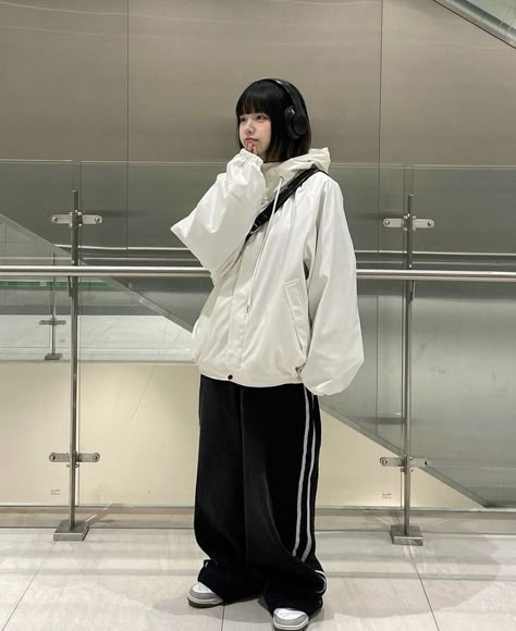 Winter Tomboy Outfits, Tomboy Winter Outfits, Outfits For Korea, Baggy Style Woman, Headphones Style, Outfits Oversize, Japanese Street Fashion Men, Ootd Drawing, Windbreaker Outfit