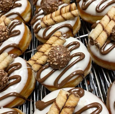 Ferrero Rocher Donut, Fancy Donut Toppings, Fancy Donuts Ideas, Donut Drizzle, Donuts Toppings Ideas, Donut Toppings Ideas, Mini Donuts Ideas, Donat Glaze, Fancy Donuts