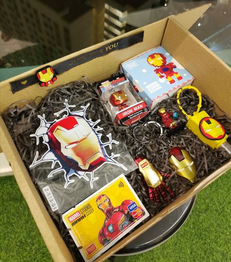 Iron Man Gift Ideas, Iron Man Theme, Iron Man Gift, Marvel Diy, Spiderman Gifts, Diy Gifts For Men, Baskets For Men, Marvel Gifts, Gift Box For Men