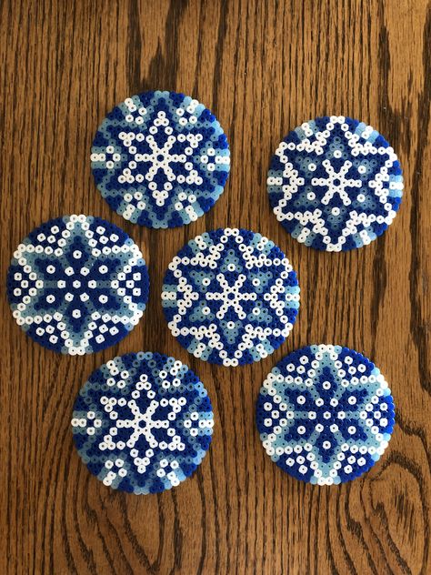 Hama Bead Snowflakes, Plastic Balls Diy Craft Ideas, Perler Bead Christmas Coasters, Snowflake Perler Bead Patterns, Perler Beads Christmas Patterns, Winter Perler Bead Patterns, Peeler Bead Patterns Ideas, Cute Pearler Bead Designs, Perler Bead Snowflakes