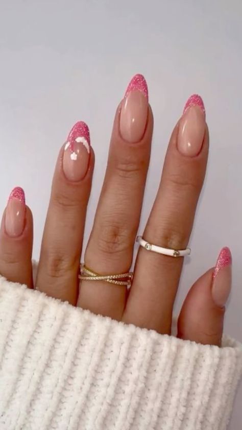 This December, upgrade your manicure with 25 trendy December nail designs for a chic holiday look! From shimmering metallics to cozy winter hues and Christmas-themed details, these nail ideas are perfect for celebrating in style. Let your nails be the highlight of the season! #DecemberNailDesigns #HolidayNails #WinterVibes #ChicNails #TrendyNailArt #ChristmasStyle #FestiveManicure Nails For December, Nail Ideas For Christmas, December Nail Designs, Santa Hat Nails, Christmas Artist, Reflective Nails, Santa Nails, Modern Nail Art, Chic Nail Designs