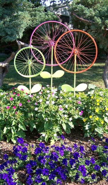 Before taking that old bike to the junkyard, consider this garden ornament idea from The Hanky Dress Lady: Bicycle Wheel Garden Art - Steel Magnolias. Garden Improvement, Crochet Charts, Wildlife Garden, Recycled Garden, Metal Garden Art, School Garden, Garden Art Projects, Garden Art Diy, Easy Garden