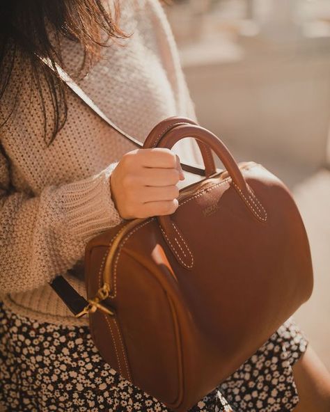 You need these 10 unique handbags in your closet! – THE CASUAL EDIT Elegant Minimalist Outfit, Outfit Basics, Basic Wardrobe Pieces, Boston Style, Sling Bag Women, Boston Fashion, Simple Wardrobe, Unique Handbags, Simple Fall Outfits