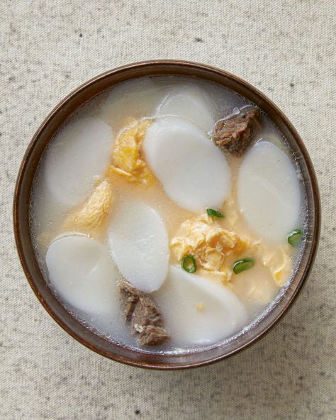 Tteokguk Recipe, Korean Cookbook, Korean Rice Cake Soup, Rice Cake Soup, Cod Cakes, Recipe Korean, Korean Soup, Sardine Recipes, Korean Rice Cake