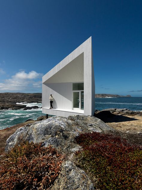 The Fogo Island Studios by Saunders Architecture in Newfoundland, Canada Fogo Island, Architecture Cool, Cottage Coastal, White Building, Island Art, Cottage Design, Coastal Cottage, Newfoundland, Design Case