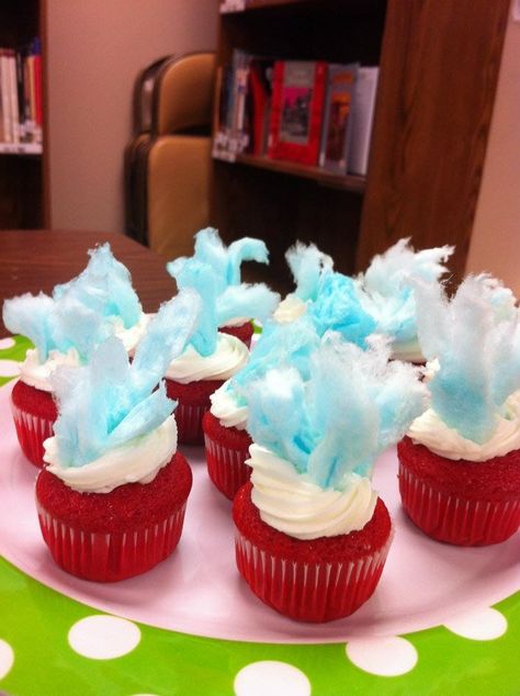 Dr. Seuss cupcakes for Kindergarten Dr Suess Dessert Ideas, Thing One Thing Two Cupcakes, Thing 1 And Thing 2 Cupcakes, Dr Suess Cupcake Ideas, Dr Seuss Sheet Cake, Dr Seuss Inspired Food, Dr Seuss Inspired Snacks, Dr Suess Cake Ideas, Dr Seuss Desserts