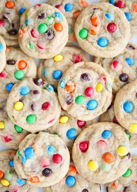 I've taken my favorite M&M cookie recipe and turned it into the cutest bite-sized mini version! These mini M&M cookies are just as soft and chewy and loaded with colorful M&M candies, but they're that much more adorable! Cookie Recipe Without Baking Soda, Mnm Cookies Recipe, Best M&m Cookie Recipe, Mini Cookie Recipe, Doubletree Cookie Recipe, Cookie Table Wedding, Wedding Cookies Recipe, Homemade Snacks Recipes, Mini Chocolate Chip Cookies