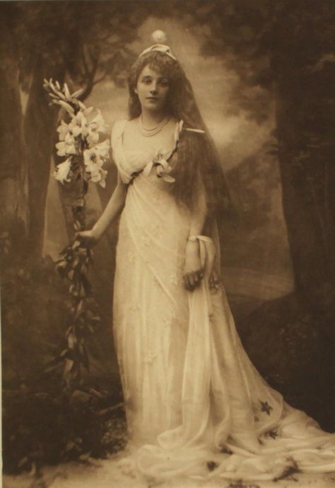 Mrs J Graham Menzies as  Titania Queen of the Fairies page 102 Queen Of The Fairies, References Poses, The Duchess Of Devonshire, Fancy Dress Ball, Portrait Vintage, Costume Ball, Fairy Queen, Photo Vintage, Old Fashion