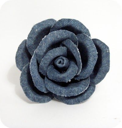 T  his beautiful rose is made from jeans scraps, I would like to show you how I made it!  You can see another craft project with jeans here:... Återvinna Jeans, Blue Jeans Crafts, Fabric Flower Tutorial, Denim And Diamonds, Denim Flowers, Jean Crafts, Recycled Jeans, Cloth Flowers, Fabric Flowers Diy