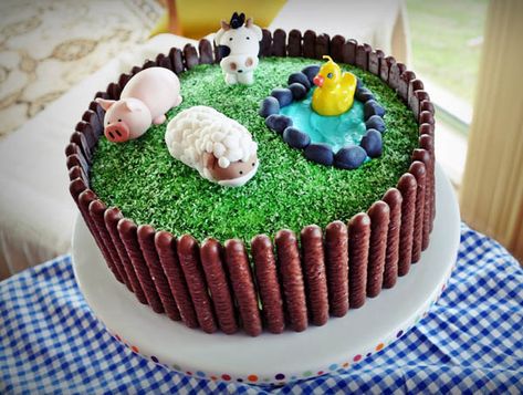 Show us your party – Josiah’s farm birthday - Babyology Diy Farm Birthday Cake, Simple Farm Cake, Simple Farm Birthday Cake, Simple Farm Theme Birthday Cake, Simple Farm Cake Ideas, Diy Farm Cake, Easy Farm Theme Birthday Cake, Easy Farm Cake, Diy Farm Animal Cake