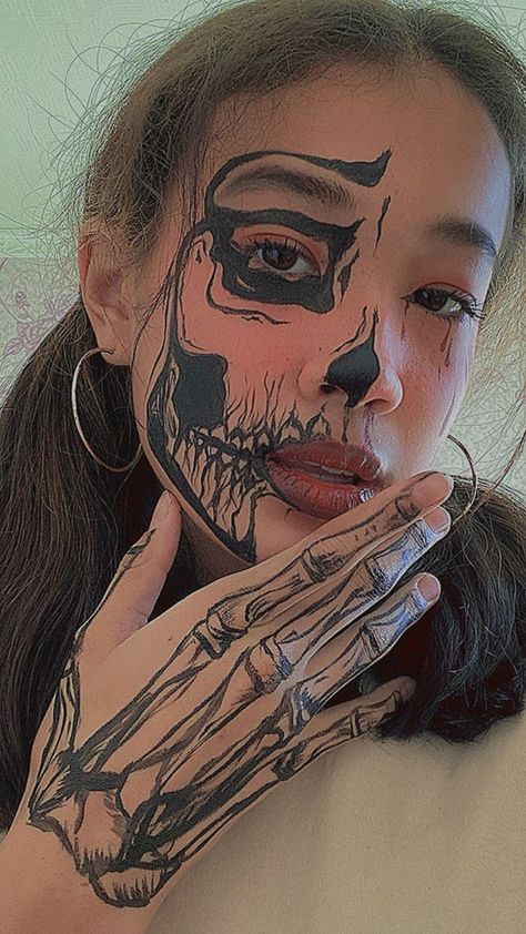 Skeleton Hand Tattoos, Halloweenský Makeup, Holloween Makeup, Creepy Halloween Makeup, Skeleton Makeup, Halloween Makeup Pretty, Skeleton Tattoos, Face Art Makeup, Halloween Makeup Inspiration