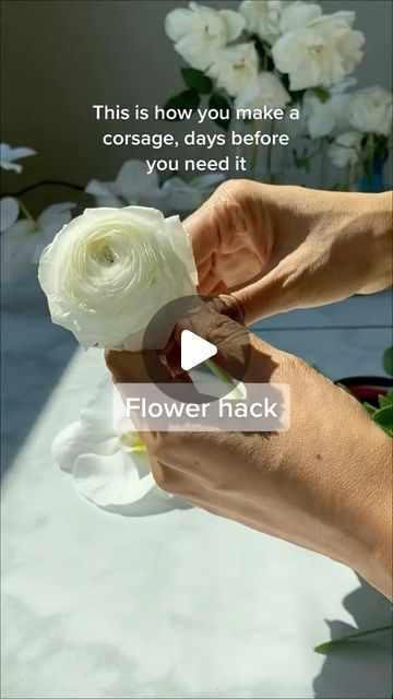 How To Make Corsages Wrist, How To Make A Flower Corsage, Diy Flower Corsage, Making Corsages, Easy Corsage Diy Simple, Making A Corsage, Wedding Corsage Ideas, Corsage How To, Diy Homecoming Corsage