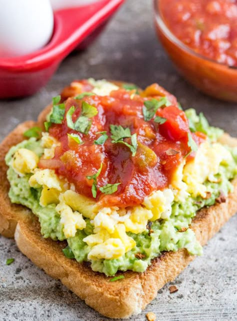 20 Avocado Toast Toppings that will be Absolutely Amazing -Living Rich With Coupons® Salsa Avocado, Avocado Toast Breakfast, Eggs Avocado, Avocado Dessert, Avocado Toast Egg, Avocado Toast Recipe, Toast Toppings, Breakfast Toast, Breakfast Items