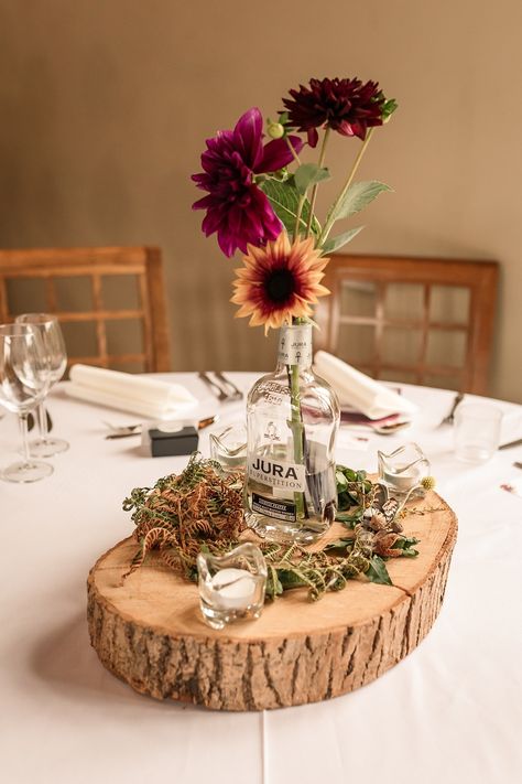 Whisky Bottle Centerpiece Wedding, Whisky Wedding, Table Staging, Wedding Table Toppers, Wood Table Numbers Wedding, Autumn Wedding Inspiration, Wedding Top Table, Wedding Candles Table, Fall Wedding Tables