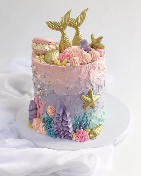 amazing pastel coral reef inspired birthday cake! The mermaids top are so cute, and the pink and purple colors are absolutely beautiful! Mermaid Birthday Cake, Ocean Cakes, Mermaid Birthday Cakes, Yoghurt Cake, Sea Cakes, Honey Cake, Mermaid Cakes, Drip Cakes, Fancy Cakes