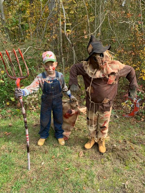 Scary Farmer Halloween Costume, Halloween Farmer Costume, Scarecrow Diy Costume, Farmer Halloween Costume, Scarecrow Diy, Farmer Halloween, Creepy Scarecrow, Farmer Costume, Scary Halloween Costumes