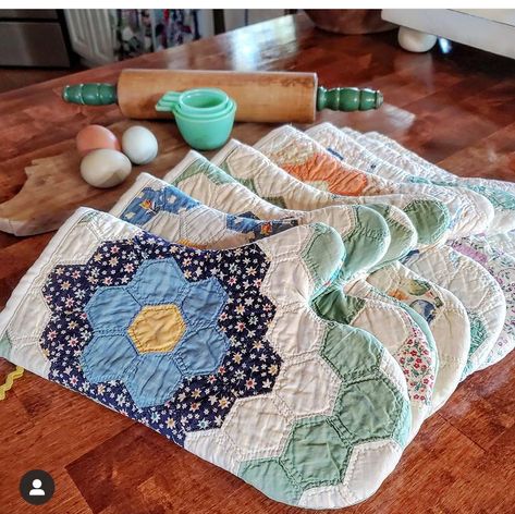 Quilt Scraps Projects, Upcycled Vintage Quilts, What To Do With Old Quilts Upcycle, Old Quilts Repurposed Upcycle, Repurpose Old Quilts Upcycling Ideas, Repurposing Old Quilts, How To Display Quilts In Your Home, Repurposed Quilts Ideas, Vintage Linens Repurposed Projects