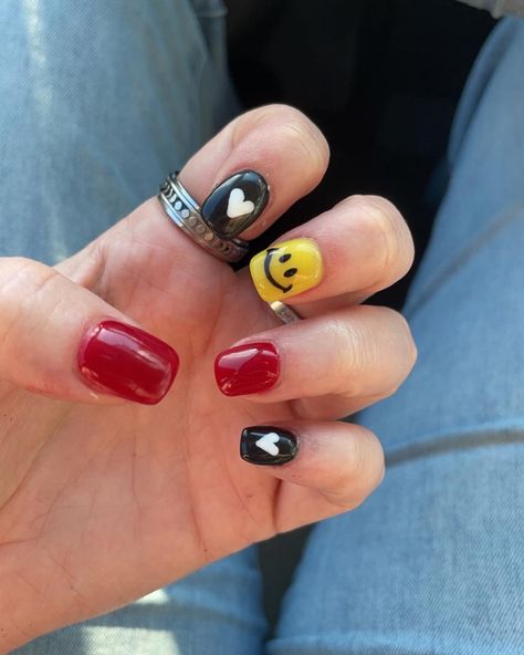 Manicure With Smiley Face, Cute Short Nails Smiley Face, Gel Nails Ideas Short Smiley Faces, Smiley Face Gel Nails, Gel Nails Smiley Face, Funky Nail Designs, New Nail Art, Smiley Face, Funky Nails