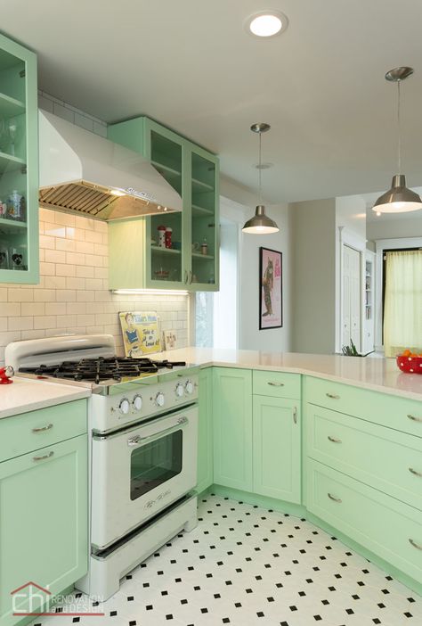 50s Kitchen, Kitchen Diy Makeover, Interior Vintage, Green Cabinets, Design Seeds, Baby Shower Decor, Retro Home Decor, Green Kitchen, Kitchen Makeover