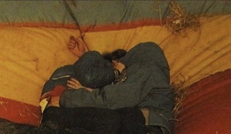 nat on Twitter: "damon albarn and graham coxon at glastonbury in 1997… " Damon Albarn And Graham Coxon, Damon And Graham, Blur Band, Graham Coxon, I Still Want You, Damon Albarn, The Strokes, 10 Picture, Iconic Photos