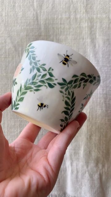 Bumble Bee Pottery Painting, Ceramic Bees Pottery, Bee Pottery Ideas, Bee Pottery Painting, Poterie Ideas, Creative Space Keramik Ideas, Bees Pottery, Pottery Bee, Bee Pottery