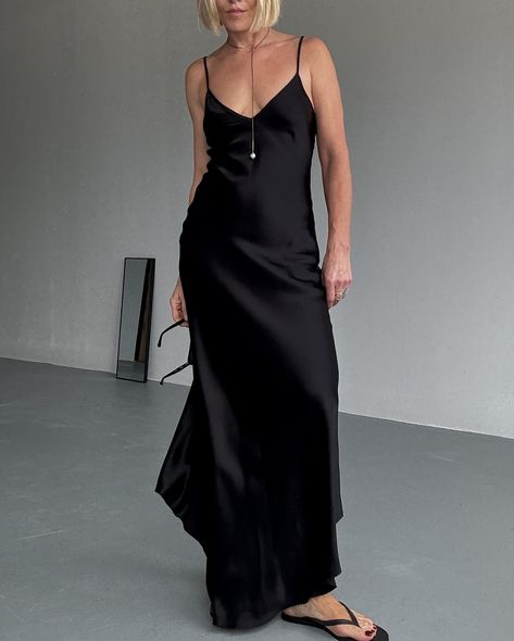 STYLE CHAT: From Day to Night - How to Rock a Slip Dress and Always Look On Point! #daytonight #slipdress #howtowear #styletip #stylechat #lbd #blackmaxidress #styleover40 #styleover50 Black Slip Dress Outfit Formal, Black Slip Dress Outfit, Dress Black Women, Slip Dress Outfit, Slip Dress Black, Thrift Inspo, Black Slip Dress, Rock A, Day To Night