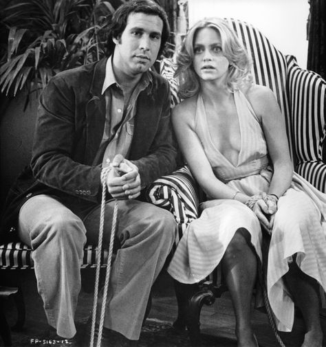 "Foul Play" movie still, 1978.  L to R: Chevy Chase, Goldie Hawn. Goldie Hawn Movies, First Wives Club, Makeup Reference, Romantic Comedies, Foul Play, 70s Aesthetic, David Lee, Goldie Hawn, Steve Martin