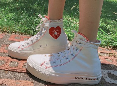 Converse shoes Costume Converse, Heart Converse Outfit, Converse With The Heart, Converse With Heart On The Side, White Converse With Heart, Harry Styles Shoes, White Converse Heart, Haert Converse, Heart Converse