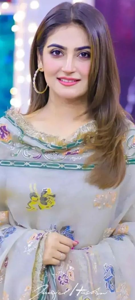 Hiba Bukhari, Maya Ali, Pakistani Actress, Blonde Beauty, Actress Photos, Pakistani Dresses, Beauty Face, Indian Dresses, Asian Beauty