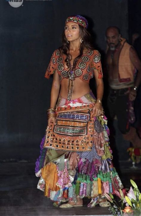 Unusual People, Sebastian Rulli, Gypset Style, Mode Hippie, Women's Circle, Dancers Outfit, Music Festival Outfits, Something Interesting, Belly Dance Costumes