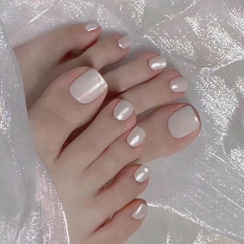 Glazed Toe Nails White Nail Feet Design, White Sparkle Toe Nails, Toenail Inspo Summer, Feet Nails Design Summer 2024, Elegant Toe Nails, Foot Nails Design, Bright Toe Nails, Leg Nails, White Toenail Designs