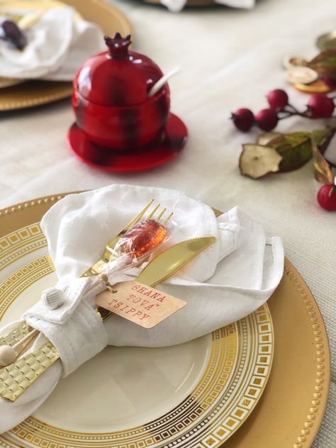 Rosh Hashana Decorations, Rosh Hashanah Table, Rosh Hashana, Rosh Hashanah, Jewish Holidays, Decoration Table, Table Setting, Tablescapes, Table Settings