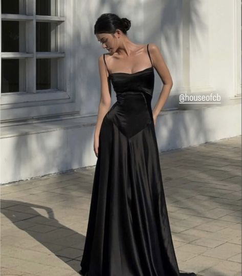 Black Dress Aesthetic, Concert Dresses, Elegant Black Dress, Dream Wedding Decorations, Dress Aesthetic, Prom Dress Inspiration, Fashion Aesthetics, Event Dresses, Ball Dresses