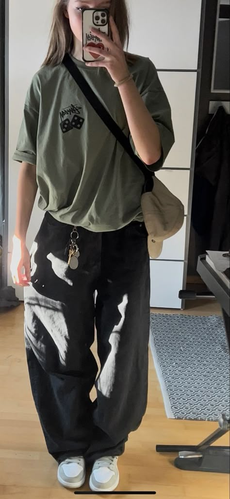 Style Inspo Streetwear, Streetwear Workwear Women, Casual Outfits Streetwear, Streetwear Fits Girl, Baggy Style Outfits, Spring Outfits Baggy, Women’s Streetwear, Tomboy Party Outfit, Baggy Outfits Summer