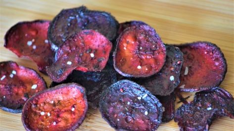 Beet chips are a perfect vegan, low-calorie snack and a different way to use up some beets. They are wonderfully crunchy and delicious. Beet Chips Recipe, Chips Recipes, Beet Chips, Cinnamon Chips, Healthy Vegan Snacks, Fruit Salsa, Fruity Cocktails, Low Calorie Snacks, Food Help