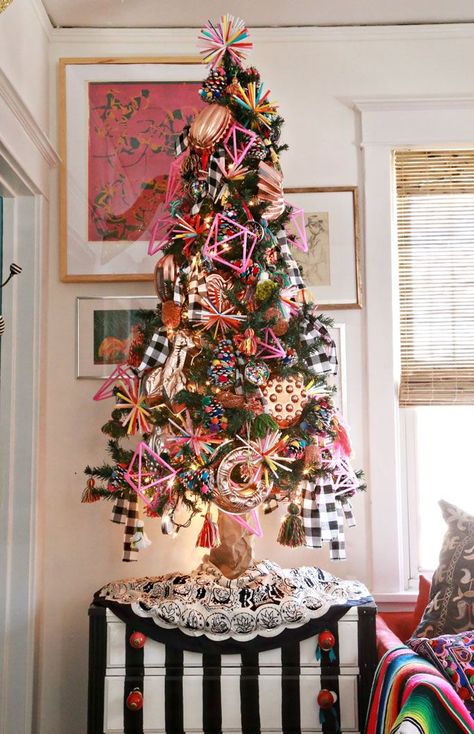 Trinket & Pom Pom Tree Christmas Decor Trends, Chic Christmas Decor, Tree Door, Bohemian Christmas, Toxic Vision, Glam Christmas, Cool Christmas Trees, 12 December, God Jul