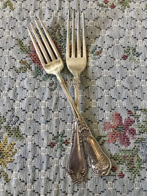 Honey Bear Bottle, Pretty Apartments, Illustrated Recipes, Picture Frame Table, Fork Jewelry, Vintage Forks, Vintage Tea Sets, Dessert Table Decor, Cake Plates Stand