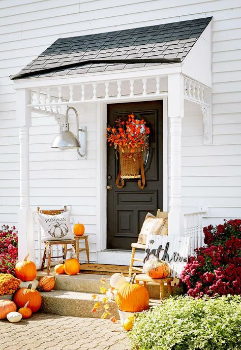 Football Chili, Federal Farmhouse, Porche Halloween, Fall Porches, Porch Fall Decor, Small Porch, Halloween Front Porch Decor, Easy Fall Decor, Halloween Front Porch