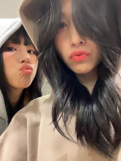 twice chaeyoung & mina Michaeng Selca, Mina Twice Selca, Michaeng Icons, Chaeyoung And Mina, Michaeng Twice, Twice Selca, Kpop Ships, V Bts Wallpaper, Sana Momo