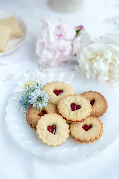 Think we could handle this?? @anniebean98 Classic British biscuits – Jammy Dodgers, Custard Creams and Party Rings Custard Creams, British Biscuits, Jammy Dodgers, British Party, Easy Biscuit Recipe, Biscuit Sandwich, Biscuits Easy, Sponge Cake Recipes, British Baking