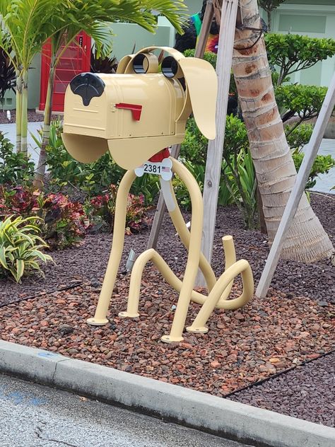 Dog Mailbox Ideas, Fun Mailbox Ideas, Mail Box Ideas, Mailbox Upgrade, Funny Mailboxes, Creative Mailbox, Beautiful Mailbox, Cool Mailboxes, Mailbox Makeover