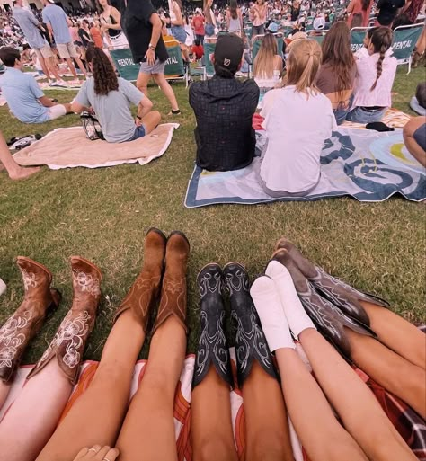 Country Girl Summer Aesthetic, Country Concert Vibes, Country Concert Festival Outfit, Country Concert Asethic, Country Concert Pictures With Friends, Country Festival Pictures Ideas, Country Music Festival Aesthetic, Country Festival Aesthetic, Country Concert Instagram Pictures