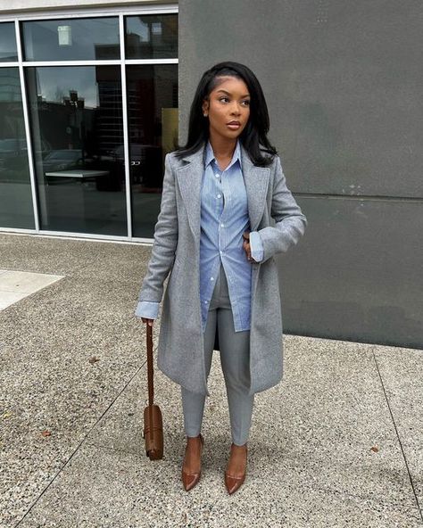 D E S I on Instagram: "it’s giving corporate baddie 👩🏽‍💼 wondering if I should put together a “what I would wear to work” video. 🤔 _______________________________ Top: @hm | mens (large) Coat: @zara (xs) Trousers: @zara Heels: @stevemadden Bag: @zara Hair: @nuhaircompany Links will be in stories and under ZARA highlight ♥︎" Work Outfits Women Office With Sneakers, Jumpsuit Outfit Business Casual, Grey Work Outfits Women, Grey Business Casual Outfits For Women, Gray Trousers Outfit Women Work, Law School Outfit, Work Video, Cute Professional Outfits, Corporate Baddie