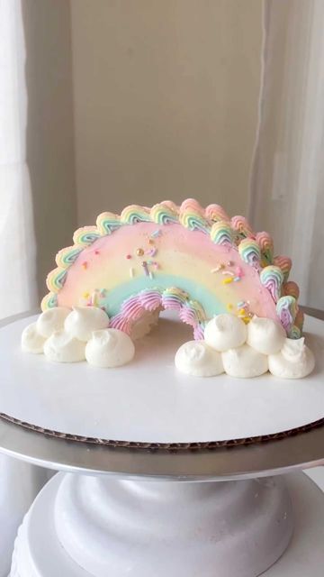 Kids Rainbow Cake, Rainbow Pastel Birthday Party, Pastel Cake Ideas, Unicorn Cake Buttercream, Pastel Rainbow Birthday Cake, Rainbow Cake Decorating Ideas, Rainbow Cake Decoration, Pastel Rainbow Birthday, Pastel Rainbow Cake