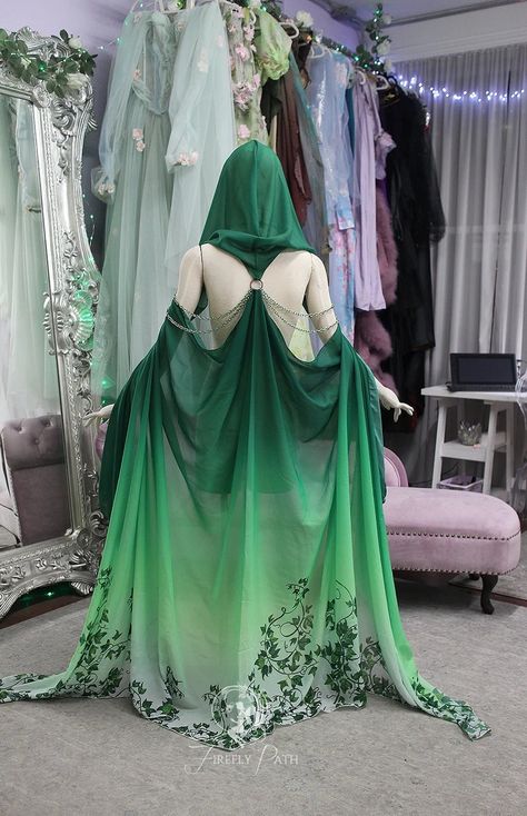 Fantasy Capes, Bolero Pattern, Ombre Green, Elf Cosplay, Fair Outfits, Elf Clothes, Images Kawaii, Green Ivy, Fairy Dresses