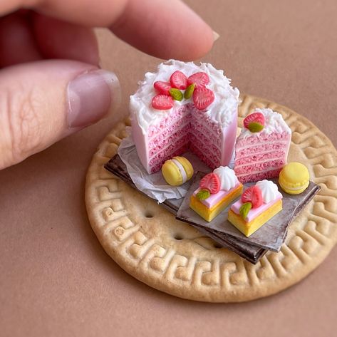 Doll miniature set cake with strawberries on a tray for playing with dolls, dollhouse. The work is done on a scale of 1:12, all the details are fixed with glue.Polymer plastic, acrylic paints, acrylic varnish and cardboard are used as materials for manufacturingpletely handmade, this cute little set will be a wonderful addition to a dollhouse!The price is for 1 piece.At your request, the product may not be fixed with glue on the tray, just make the necessary note when placing an order.As a r Miniature Shelf, Mini Bakery, Cake With Strawberries, Miniature Bakery, Miniature Set, Miniature Cake, Cake Sizes, Dollhouse Food, Strawberry Cakes