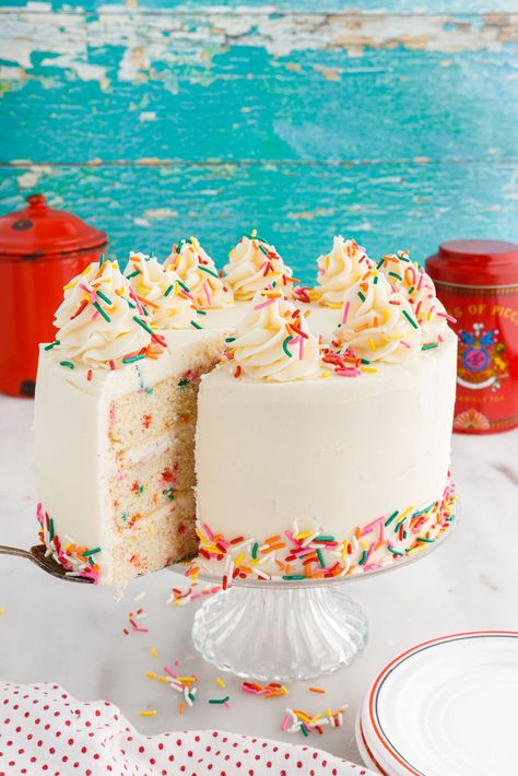 This homemade funfetti cake recipe is so simple to make, only requires pantry staples and rainbow sprinkles! Its a buttery vanilla cake, with flakes of color throughout and topped with a from scratch vanilla buttercream frosting. Funfetti First Birthday Cake, Funfetti Cake Design, Fancy Funfetti Cake, Layered Cake Decorating Ideas, 2 Layer Birthday Cake For Women, Birthday Cake Confetti, Vanilla Sprinkle Cake, Confetti Cake Recipe, Sprinkles Cupcake Recipes