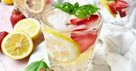 Water With Strawberries, Basil Infused Water, Healthy Infused Water, Cold Glass Of Water, Basil Water, Passion Fruit Juice, Lemonade Recipe, Infused Water Recipes, Lemon Basil